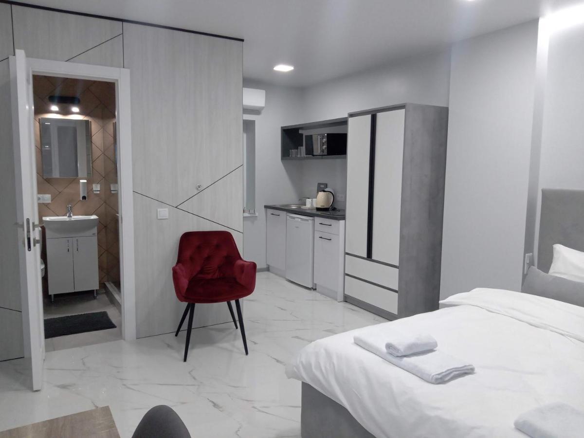 Pure Apartments Vip 4 Lviv Bagian luar foto